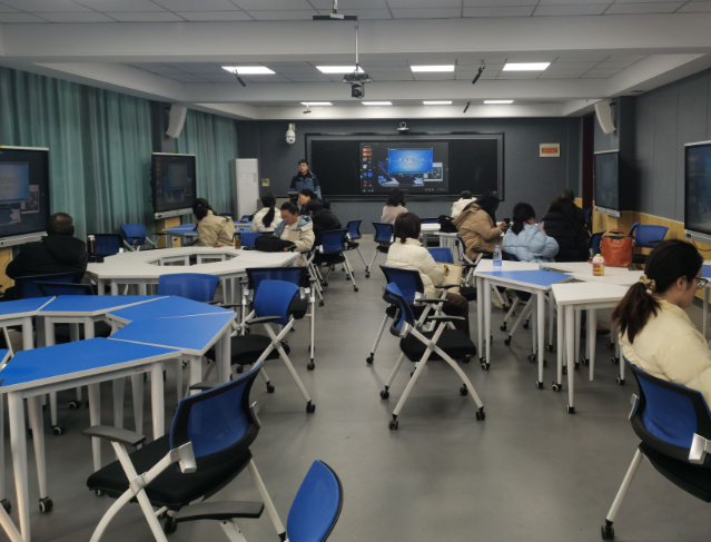 师生与智能技能协同创生构成师—机—生三元协同的讲堂新形状